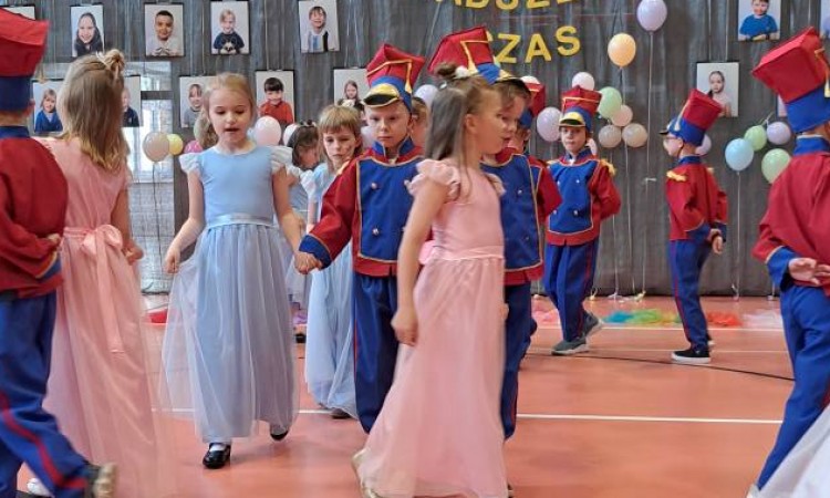 Polonez w wykonaniu grupy Rozgwiazdy