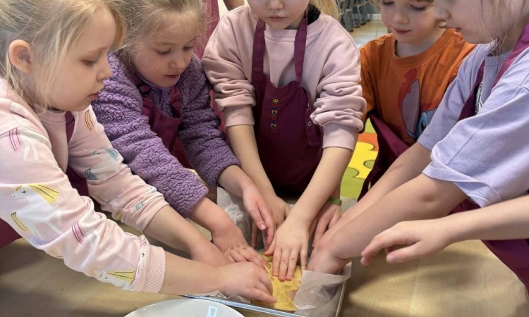 Klub Małego Kucharza- szarlotka dla Babci i Dziadka